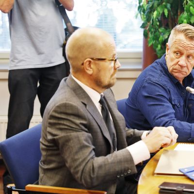 Yö-yhtyeen solisti Olli Lindholm ja avustaja Kari Karjalainen Pirkanmaan käräjäoikeudessa.