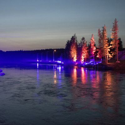 Salakalastajien karkottamiseksi valaistu Kuurnan voimalaitoksen alajuoksu.
