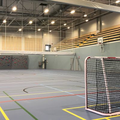 Lieksan liikuntahallin sali.