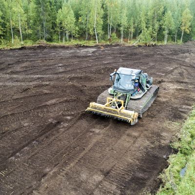 Työkone raivaa peltoa ilmakuva