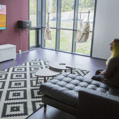 Linda Jeskanen katsoo televisiota opiskelija-asuntolansa yhteistiloissa.