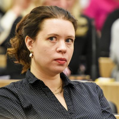 Anna Kontula eduskunnan kyselytunnilla.