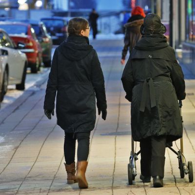 Nuori ja vanha nainen kävelevät kadulla.