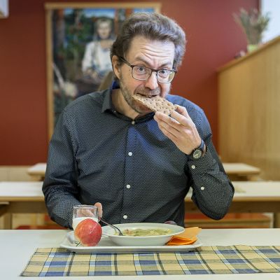 Antti Taipale lounaalla.