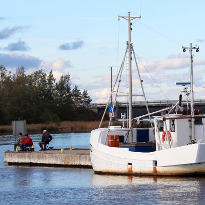 Kalastajia laiturilla Keihässalmessa