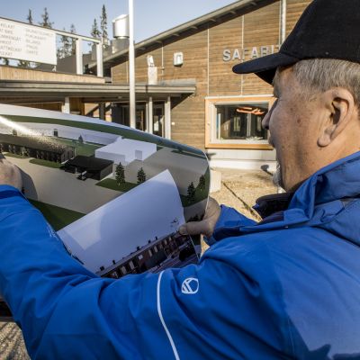 Iso-Syötteen rinneyhtiön toimitusjohtaja, teollisuusneuvos Jorma Terentjeff esittelee uuden huonesitohotellin luonnoksia syskyllä 2018.