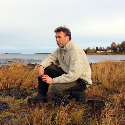 Samuli Pulkkinen joen rannassa