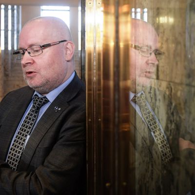 Työministeri Jari Lindström (sin. )uskoo, että uusittukin irtisanomislaki helpottaa irtisanomista pienissä yrityksissä. Työllisyysvaikutukset ovat kuitenkin pieniä.