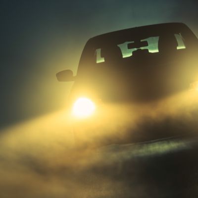 Auto pimeässä