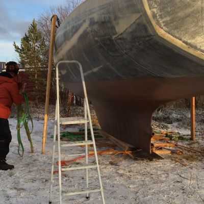 Puisen purjeveneen rakennustyömaa.