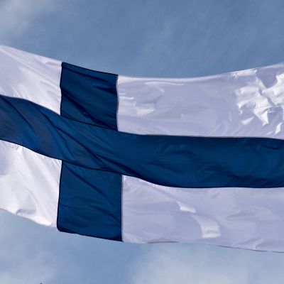 Suomen lippu liehuu salossa.