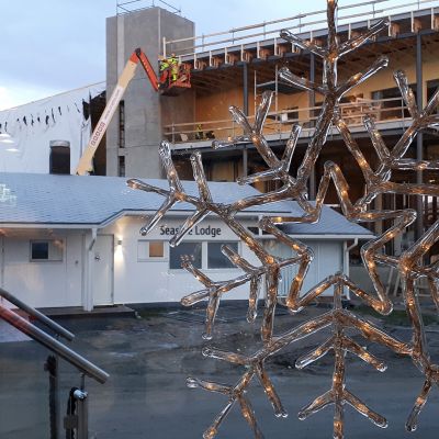 Ympärivuotisen lumilinnan rakennustyömaa.