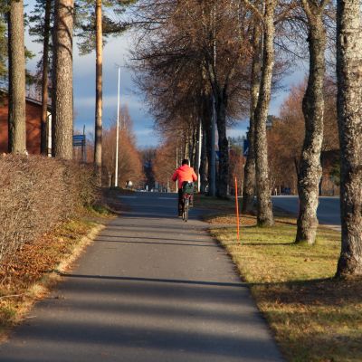 Pyöräilijä Simpeleen keskustassa
