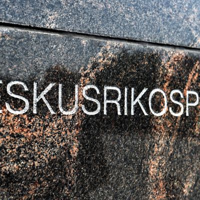 Keskusrikospoliisin nimi talon seinäkraniitissa.
