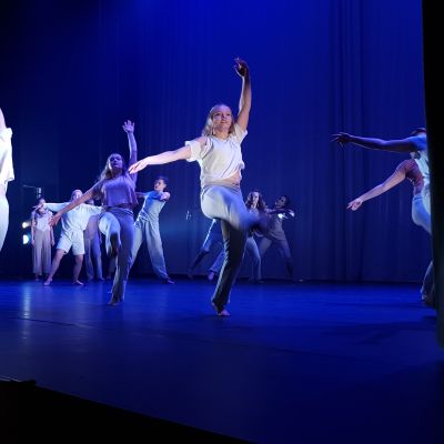 Tanssijoita Kajaani Dancen joulunäytöksessä.