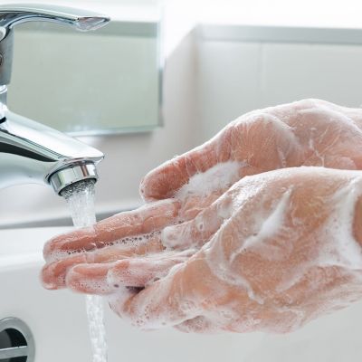 Henkilö pesee käsiään.