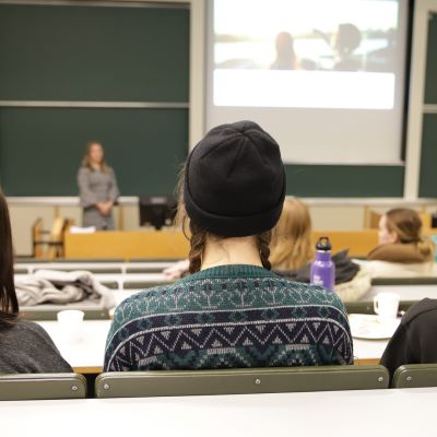 Laura Kaltiainen pitää esitelmää opiskelijoille.