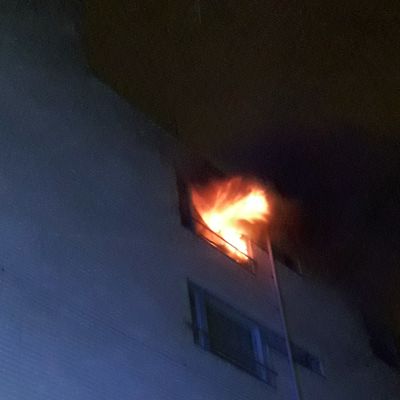 liekit lyövät ikkunasta