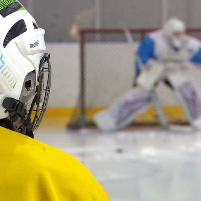 Rokin puolustaja Arja Oja katsoo maalivahdin torjumistyöskentelyä.