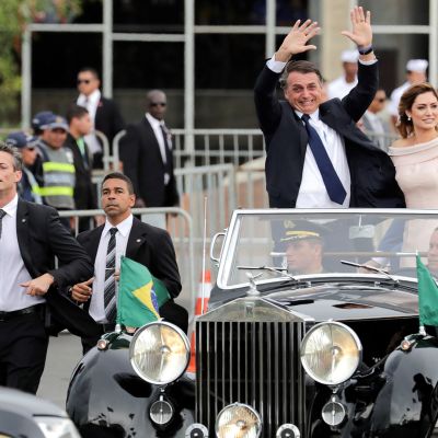 Bolsonaro saapui seremoniaan vaimonsa Michellen kanssa avomallisella Rolls-Roycella.