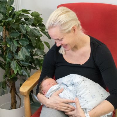 Henna Kytösalmi ja vastasyntynyt tyttö-vauva