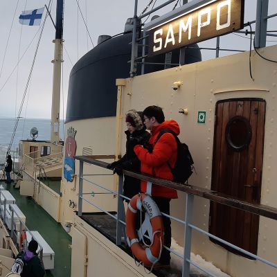 Turisteja matkailujäänmurtaja Sampon kannella.