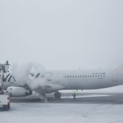 Lentokonetta valmistellaan Ivalon kentällä.