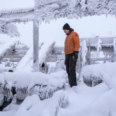 Yrittäjä Juha Kuukasjärvi aikoo rakentaa uuden hotellin ennen joulua palaneen tilalle.