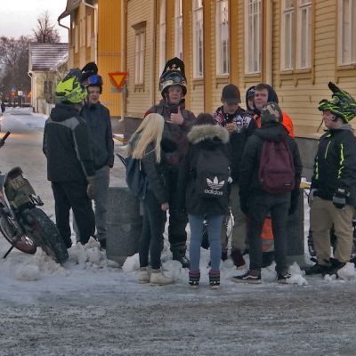 Raahelaisia nuoria Laivurinkadulla urheilutalo Raahelan edessä.