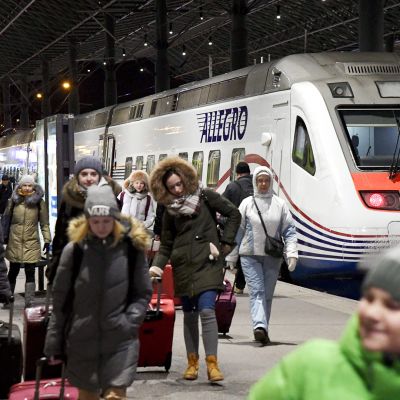 Matkustajia saapuu Helsinkiin Allegro-junalla Pietarista 2. tammikuuta