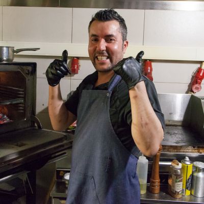 Ruoanlaittoa ravintola Lalon keittiössä