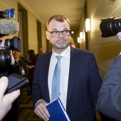  Pääministeri Juha Sipilä (kesk.) menossa hallituksen Oulun ja Helsingin epäiltyjen seksuaalirikostapauksia käsittelevään kokoukseen eduskunnassa Helsingissä 15. tammikuuta