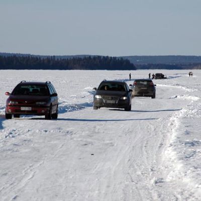 Autoja jäätiellä Oulujärvellä