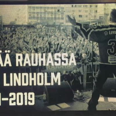 Katso koskettava video: Isomäen jäähalli hiljentyi muistamaan Olli Lindholmia