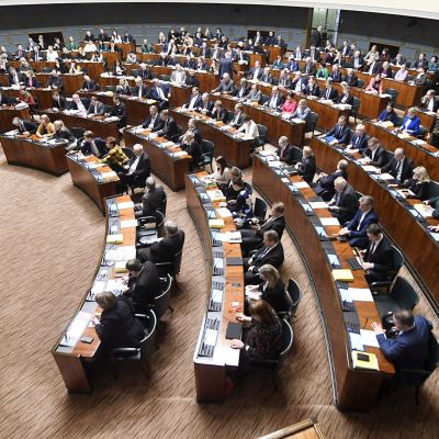 eduskunnan täysistunto
