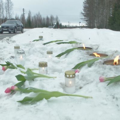 Tulppaaneja ja kynttilöitä kolaripaikalla Polvijärventiellä Liperissä.