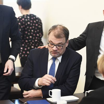 Keskustan edustajia Markus Lohi, Jari Leppä ja Anu Vehviläinen puheenjohtaja ja hallituksen eroa hakenut pääministeri Juha Sipilä ympärillä keskustan ryhmähuoneessa eduskunnassa.