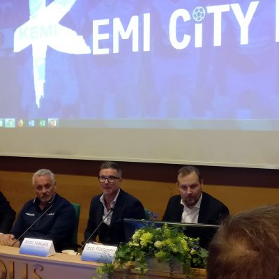 Kemi City FC:n taustavoimat istuvat pöydän takana tiedotustilaisuudessa.