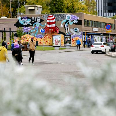 Ihmisiä Tikkurilan keskustassa marraskuussa 2018.