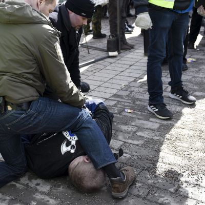 Soldiers of Odin -takkinen mies, joka yritti lyödä sinisten Timo Soinia, maahan kaadettuna ja kiinni otettuna Korson maalaismarkkinoilla Vantaalla sunnuntaina 24. maaliskuuta.