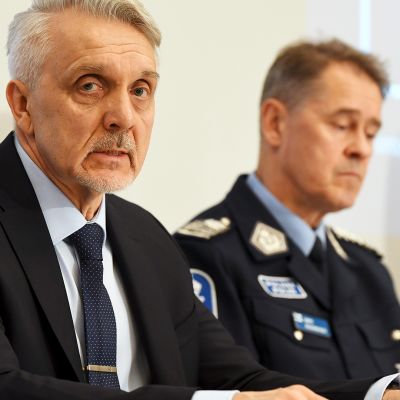 Europolin vakavan ja järjestäytyneen rikollisuuden torjuntakeskuksen johtaja Jari Liukku ja poliisiylijohtaja Seppo Kolehmainen poliisihallituksen tiedotustilaisuudessa.