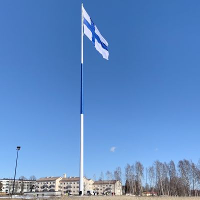 Lippu liehuu Haminan suurlippuntagossa