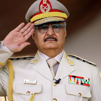 Libyan kapinalliskenraali Khalifa Haftar kuvattuna sotilasparaatissa Benghazissa 7. toukokuuta vuonna 2018.