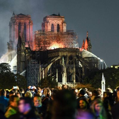 Ihmiset seurasivat Notre Dame -katedraalin sammutustöitä Pariisissa 15. huhtikuuta.