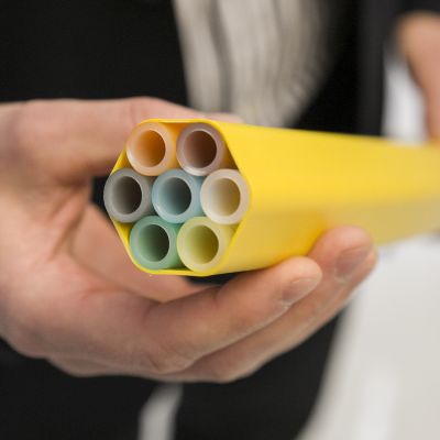 mies esittelee mikroputkiverkostoa