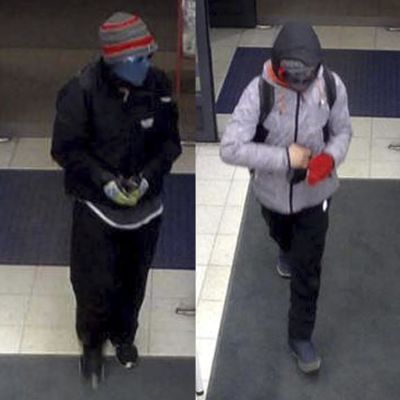 Poliisi julkaisi uudet kuvat K-market Pihlajalaakson ryöstäjistä, jotta heidät voitaisiin tunnistaa.