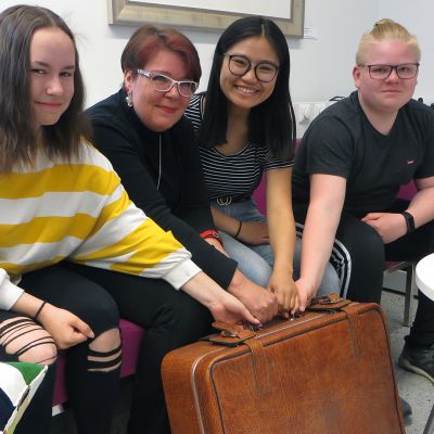 Kuvassa vasemmalta alkaen Saana Suorsa (8a), opettaja Tarja Ikonen, Heamoo Hser (8c) ja Miska Pikkarainen (8b) Kemin Syväkankaan koulusta.