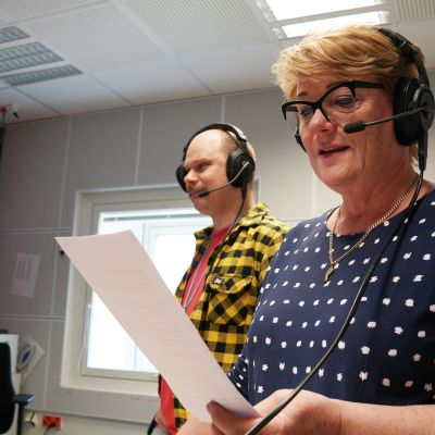 Kansanradio. juontajat Olli Haapakangas ja Jaana Selin.