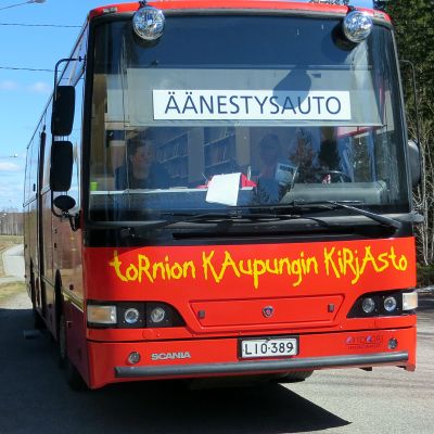 Äänestysauto Tornion Aapajärvellä