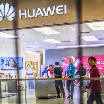 Ihmisiä Huawei -liikkeessä.